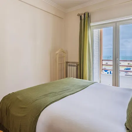 Coastal Living Flat With Sea View By Lovelystay